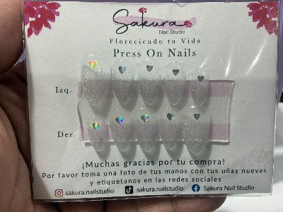 Gris y blanco con corazones