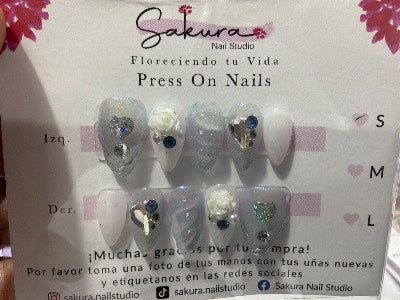 Blancas con tornasol azul, flores blancas y piedras S